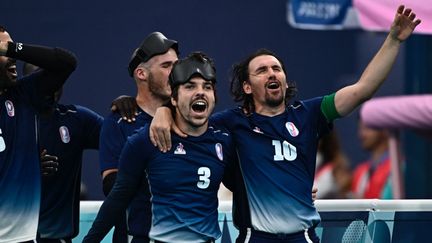 Mickael Miguez et Frédéric Villeroux après le match de cécifoot entre la France et la Colombie, aux Jeux Olympiques de Paris, le 5 septembre 2024. (JULIEN DE ROSA / AFP)