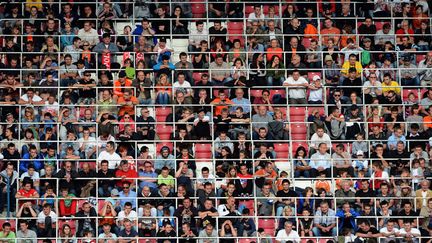 Le public assiste &agrave; l'entra&icirc;nement de l'&eacute;quipe nationale de football &agrave; Cracovie (Pologne), le 6 juin 2012. (ANNE-CHRISTINE POUJOULAT / AFP)