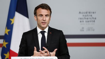 Emmanuel Macron lors d'une visite à l'institut Curie à Saint-Cloud (Hauts-de-Seine), le 16 mai 2023. (BENOIT TESSIER / REUTERS)