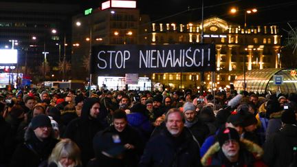 Un rassemblement à Varsovie (Pologne), lundi 14 janvier 2019, en hommage au maire de Gdansk, mort assassiné quelques heures plus tôt. Sur la pancarte, on peut lire l'inscription "Stop à la haine". (BEATA ZAWRZEL / NURPHOTO / AFP)