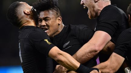 Julian Savea (au centre), l'ailier des All Blacks (GABRIEL BOUYS / AFP)