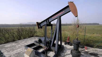 Un chevaleret de pompage pour l'extraction de pétrole, le 5 avril 2013 à Forcelles (Meurthe-et-Moselle). Un permis d'exploration a été prolongé sur la commune en 2018. (MAXPPP)