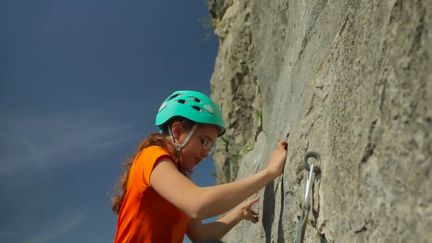 Dans la Drôme, l'escalade est à la mode et séduit de plus en plus les familles et les enfants, qui le pratiquent régulièrement en club.&nbsp;À&nbsp;Roman-sur-Isère, on grimpe sur de&nbsp;belles&nbsp;parois naturelles. (FRANCE 2)