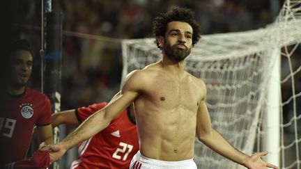 L'attaquant égyptien Mohamed Salah, qui vient de marquer un but lors du match qualificatif pour la Coupe d'Afrique des nations, opposant l'Egypte à la Tunisie au Stade Borg El Arab, près d'Alexandrie, le 16 novembre 2018. (KHALED DESOUKI / AFP)