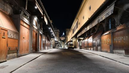 Une rue vide de Florence (Italie), le 6 novembre 2020, à l'heure de l'entrée en vigueur d'un couvre-feu national pour tenter de mieux lutter contre la propagation du coronavirus.&nbsp; (CARLO BRESSAN / ANADOLU AGENCY / AFP)