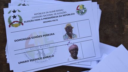 Le bulletin de vote du deuxième tour de la présidentielle en Guinée Bissau, le 29 décembre 2019, proposait le choix entre le candidat du parti majoritaire&nbsp;Domingos Simoes Pereira et l'opposant Umaro Sissoco Embalo. (SEYLLOU / AFP)