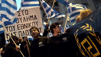 Un millier de sympathisants du parti n&eacute;onazi grec Aube dor&eacute;e ont manifest&eacute;, vendredi 22 mars,&nbsp;devant l'ambassade d'Allemagne en Gr&egrave;ce, &agrave; Ath&egrave;nes. (ARIS MESSINIS / AFP)