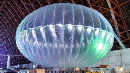 Le ballon gonflable de Google pour acc&eacute;der &agrave; internet dans des zones isol&eacute;es, pr&eacute;sent&eacute; le 1er mars 2013 &agrave;&nbsp;Moffett Field, en&nbsp;Californie (Etats-Unis). (ANDREA DUNLAP / AP / SIPA)