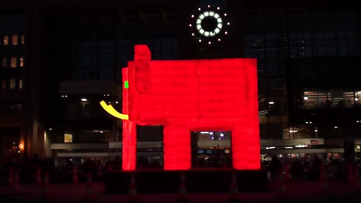 L'éléphant rouge de Bibi devant la gare de Lyon Part-Dieu en 2016, à l'occasion de la Fête des Lumières (Archives France 3 Rhône-Alpes)