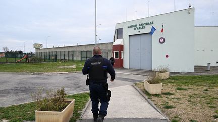 Un agent pénitentiaire s'avance vers la Maison centrale d'Arles, dans les Bouches-du-Rhône, le 2 mas 2022. (PASCAL GUYOT / AFP)