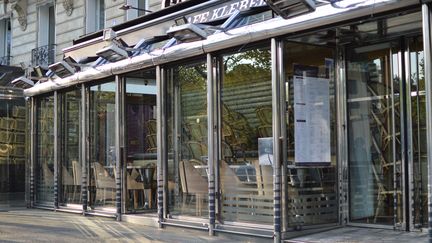 Un restaurant fermé à Paris près de la place du Trocadéro en raison du confinement, 9 avril 2020. (VICTOR VASSEUR / RADIOFRANCE)