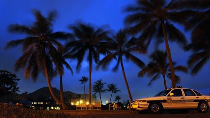 Une voiture de la police de Honolulu est gar&eacute;e, le 26 d&eacute;cembre 2008, pr&egrave;s d'une base de l'arm&eacute;e &agrave; Kailua (Hawa&iuml;). (TIM SLOAN / AFP)