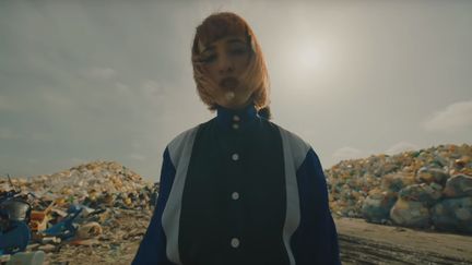 Suzane dans son nouveau clip "Il est où le SAV ?" à la décharge de Mbeubeuss, près de Dakar. (Wagram Music)