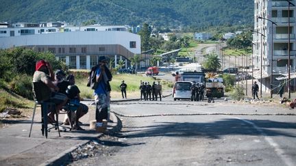 Des affrontements entre militants indépendantistes et forces de l'ordre à Dumbéa (Nouvelle-Calédonie), le 24 juin 2024. (DELPHINE MAYEUR / AFP)