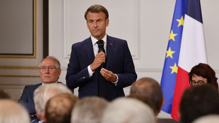 Emmanuel Macron s'adresse le 4 juillet 2023 aux maires des villes touchées par les violences urbaines après la mort de Nahel. (LUDOVIC MARIN / POOL)