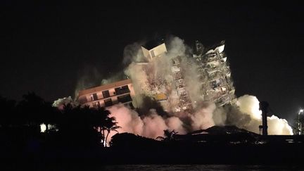 Le bâtiment Champlain Towers South est détruit à Surfside, en banlieue de Miami en Floride (Etats-Unis) le 4 juillet 2021. (LYNNE SLADKY / AP)