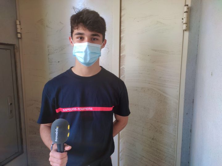 Nathan Perché, sapeur-pompier de 18 ans dans le centre de secours de Fondettes près de Tours (Indre-et-Loire). Il est entré chez les jeunes sapeurs-pompiers alors qu'il n'avait que onze ans et confie que c'est une "passion".&nbsp; (THEO UHART / FRANCEINFO)