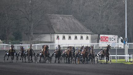 Une course hippique à l'hippodrome de Vincennes, à Paris, le 28 janvier 2024. (MIGUEL MEDINA / AFP)