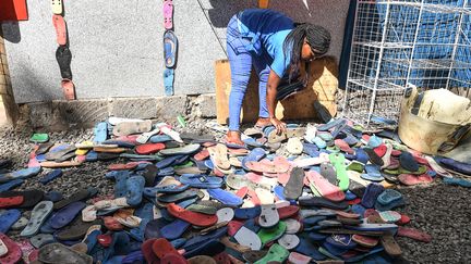 A Ocean Sole, une société de recyclage de tongs au&nbsp;Kenya, le 9 février 2022. (SIMON MAINA / AFP)