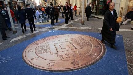 Une pièce de 1 euro géante maltaise incrustée dans une rue de La Valette, le 14 décembre 2007. (AFP/BEN BORG CARDONA)