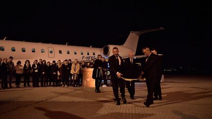 La dépouille du journaliste&nbsp;Frédéric Leclerc-Imhoff, tué en Ukraine, est portée sur le tarmac de l'aéroport du Bourget (Seine-Saint-Denis), le 9 juin 2022.&nbsp; (AFP)