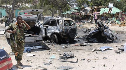 Un soldat somalien marche au milieu des d&eacute;combres, le 7 septembre 2013, apr&egrave;s un attentat islamiste &agrave;&nbsp;Mogadiscio (Somalie). (FEISAL OMAR / REUTERS)