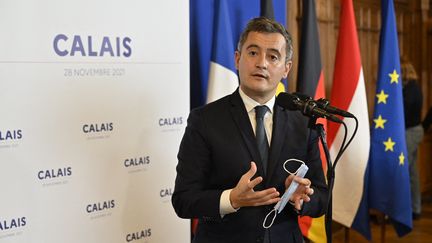 Le ministre de l'Intérieur, Gérald Darmanin, donne une conférence de presse après une réunion sur la crise migratoire, le 28 novembre 2021, à Calais (Pas-de-Calais). (EYEPRESS NEWS / AFP)