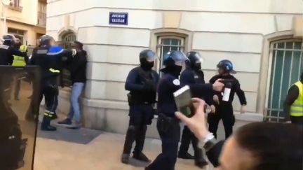 Sur une vidéo, on peut voir un commandant de police en train de frapper des personnes lors d'une manifestation de "gilets jaunes" à Toulon (Var), le 5 janvier&nbsp;2019. (CAPTURE D'ÉCRAN / RADIO FRANCE)