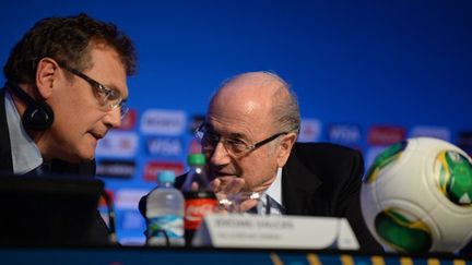 Jérôme Valcke (secrétaire général de la Fifa) et Joseph Blatter (président de la Fifa) en pleine discussion (VANDERLEI ALMEIDA / AFP)