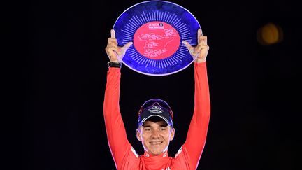 Remco Evenepoel célèbre sa victoire sur la Vuelta 2022, à Madrid, dimanche 11 septembre.&nbsp; (OSCAR DEL POZO / AFP)