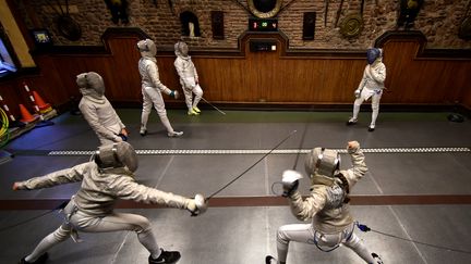 Un entraînement d'escrime au fleuret, en Italie, le 13 avril 2016. (ALBERTO PIZZOLI / AFP)