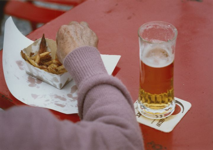 Marc Gibert (né en 1951, France), Haspres, bière et frites, photographie réalisée lors d'un workshop avec John Batho, "Couleurs du Nord", en 1982 (CRP)