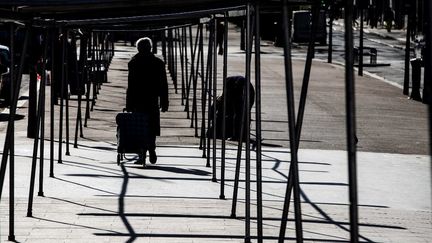 Un marché vide, en plein confinement contre le coronavirus, à Paris, le 24 mars 2020. (JOEL SAGET / AFP)