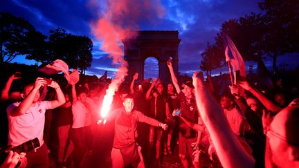 Des fumigènes ont été allumés sur les Champs-Elysées, à Paris. (GONZALO FUENTES / REUTERS)