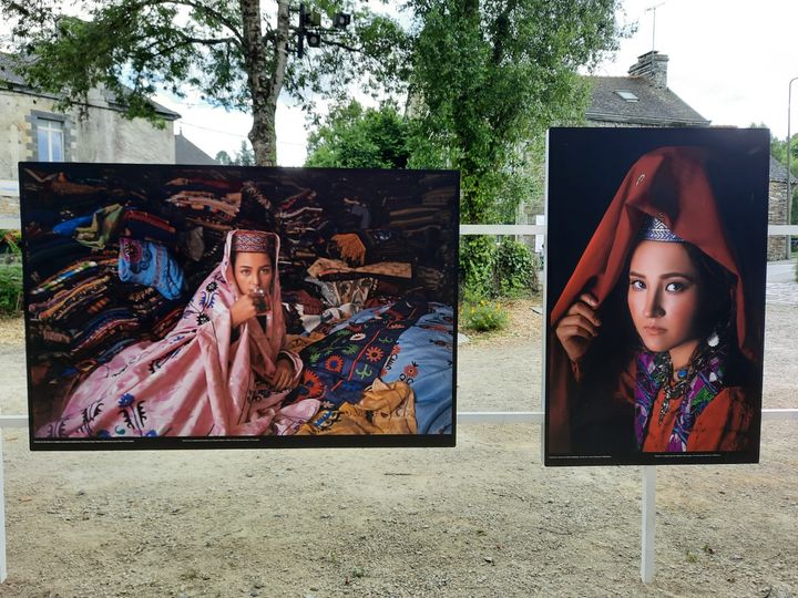 Les femmes afghanes photographiées par Fatimah Hossaini, exposées à La Gacilly (Morbihan) le 8 juin 2022 (ANNE CHEPEAU / FRANCEINFO / RADIO FRANCE)