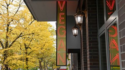 Un restaurant végan à Berlin, le 23 octobre 2020. (JENS KALAENE / DPA-ZENTRALBILD)