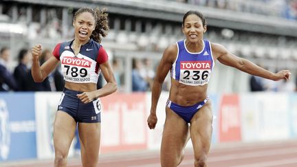 A seulement 19 ans, Allyson Felix (à gauche) devient la plus jeune championne du monde du 200 mètres de l'histoire à Helsinki (Finlande), le 12 août 2005. Après un départ manqué, elle produit une accélération stupéfiante pour devancer l'Américaine&nbsp;Rachelle Boone-Smith et la Française Christine Arron (à droite). (JEFF HAYNES / AFP)