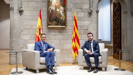 Le Premier ministre espagnol Carlos Sanchez et Pere Aragones, le président du gouvernement catalan, à Barcelone, dans le cadre des négociations avec les partis indépendantistes catalans, le 21 décembre 2023. (ALBERT LLOP / NURPHOTO / AFP)