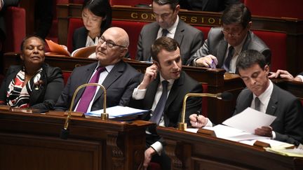 Le gouvernement, dissip&eacute;, pendant les d&eacute;bats sur la motion de censure visant la loi Macron, &agrave; l'Assembl&eacute;e nationale, &agrave; Paris, le 19 f&eacute;vrier 2015. (MARTIN BUREAU / AFP)