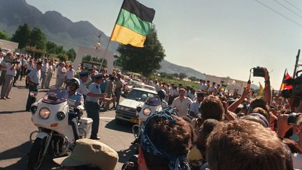 Il est accueillie par une foule en liesse &agrave; sa sortie de la prison de Victor Verster. (ALEXANDER JOE / AFP)