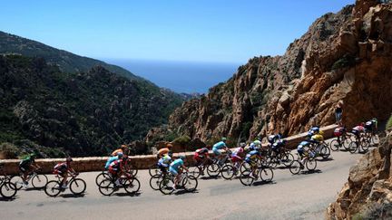 Le peloton du Tour de France en Corse (les fameuses calanques de Piana) (YORICK JANSENS / BELGA MAG)