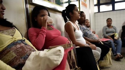 Un groupe de femmes enceintes dans une salle d'attente d'un hôpital de Caracas (Venezuela), le 4 février 2016. (CARLOS BECERRA / ANADOLU AGENCY / AFP)