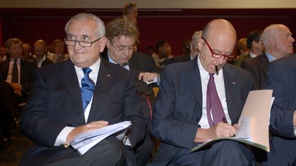 Jean-Pierre Raffarin (G) et Alain Jupp&eacute;, membre du triumvirat qui dirige temporairement l'UMP, le 6 juin 2014 &agrave; Bordeaux.&nbsp; (JEAN-PIERRE MULLER / AFP)