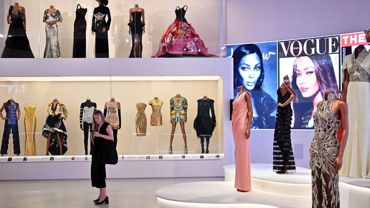 L'exposition "Naomi in fashion" au Victoria & Albert (V&A) museum de Londres présente des dizaines de tenues portées par la mannequin. (JUSTIN TALLIS / AFP)