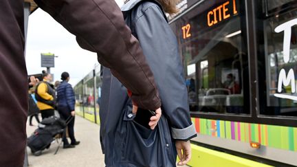 L’arrivée des fonctions de localisation et de blocage à distance ont fait chuté les vols de téléphone portables. (photo d'illustration) (REMY PERRIN / MAXPPP)