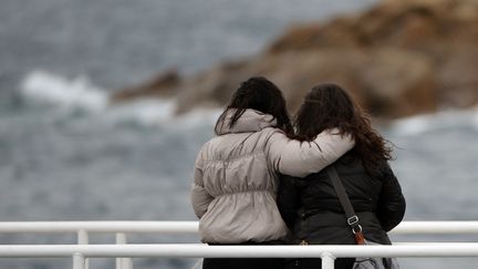 Des parents de victimes du naufrage du Costa Concordia lors de la commemoration du prmeir anniversaire du naufrage du paquebot de croisi&egrave;re, Ile de Giglio ( Toscane, italie) le 13 janvier 2013 (ALBERTO PIZZOLI / AFP)