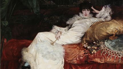 Georges Jules Victor Clairin, Portrait de Sarah Bernhardt, 1876, huile sur toile, Petit Palais, musée des Beaux arts de la Ville de Paris; L'actrice, nonchalamment étendue sur un divan, un lévrier à ses pieds, est représentée dans l'atelier-salon de son hôtel particulier (© Paris Musées / Petit Palais)