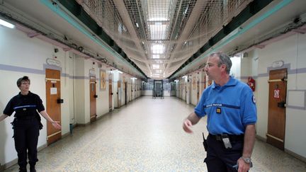 Des gardiens circulent dans la maison d'arr&ecirc;t de Fresnes le 23 juillet 2007.&nbsp; (FRANCOIS GUILLOT / AFP)