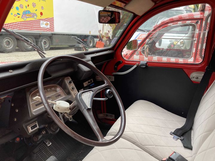 A l'intérieur des 2CV, le confort est d'époque.&nbsp; (AH)