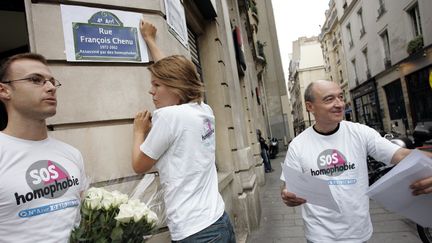 Des militants de SOS Homophobie participent, le 13 septembre 2005 &agrave; Paris, &agrave; une action en vue de rebaptiser une rue en hommage &agrave; Fran&ccedil;ois Chenu, un homosexuel tu&eacute; en septembre 2002 &agrave; Reims. (BERTRAND GUAY / AFP)